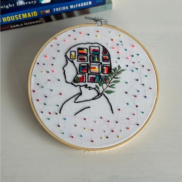 Handmade embroidery perfect for bookworms - Picture 1 of 3